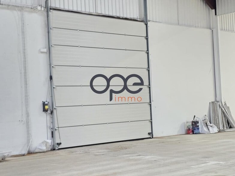 Industrial in Le Mesnil-Amelot to rent - Interior Photo - Image 3 of 8