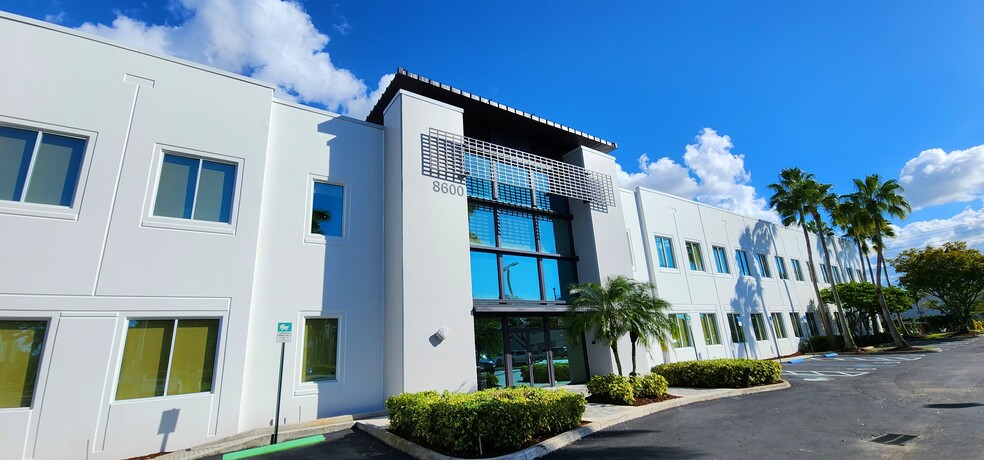 8600 NW 17th St, Doral, FL for rent - Building Photo - Image 3 of 6