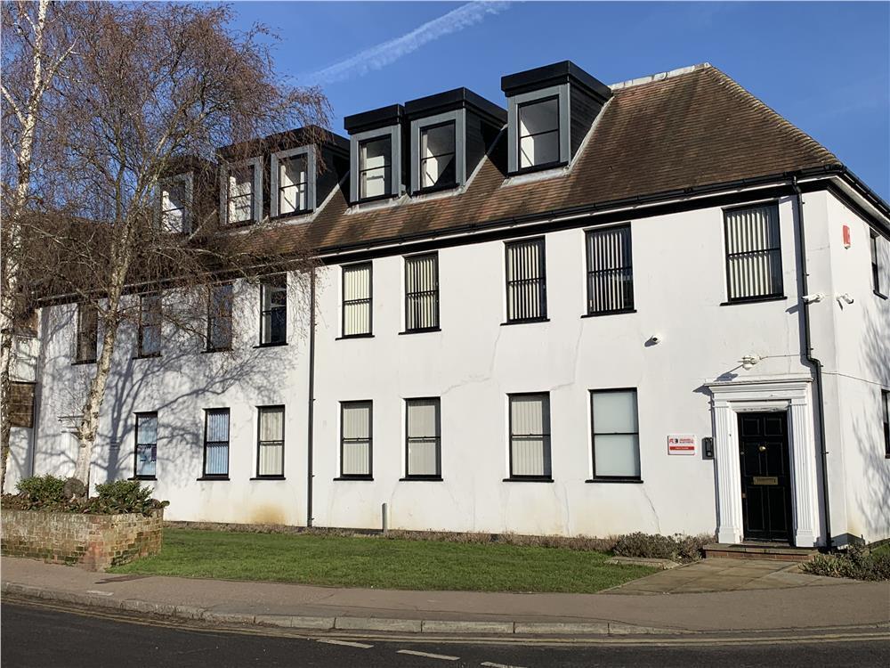 2 Cambridge Rd, Stansted to rent Primary Photo- Image 1 of 18