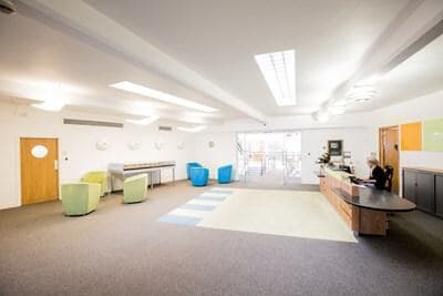 Beehive Ring Rd, Gatwick to rent Building Photo- Image 1 of 5
