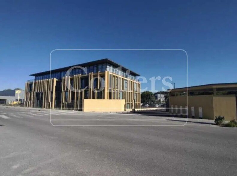 Office in Aix-en-Provence to rent - Building Photo - Image 2 of 9