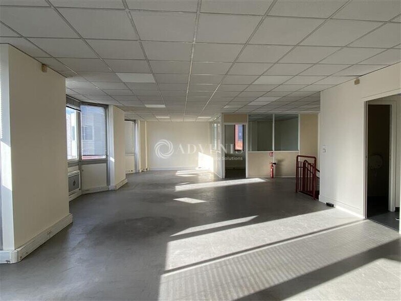 Light Industrial in Villejuif to rent - Interior Photo - Image 3 of 12