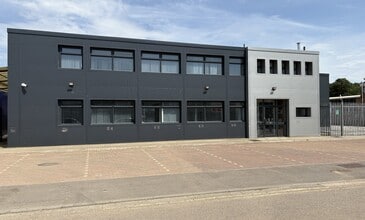 Lyon Way, St Albans to rent Building Photo- Image 1 of 3