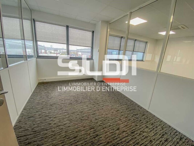 160 Avenue Henri Schneider, Meyzieu to rent - Interior Photo - Image 2 of 9