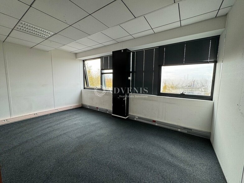 Office in Chelles for sale - Interior Photo - Image 2 of 6