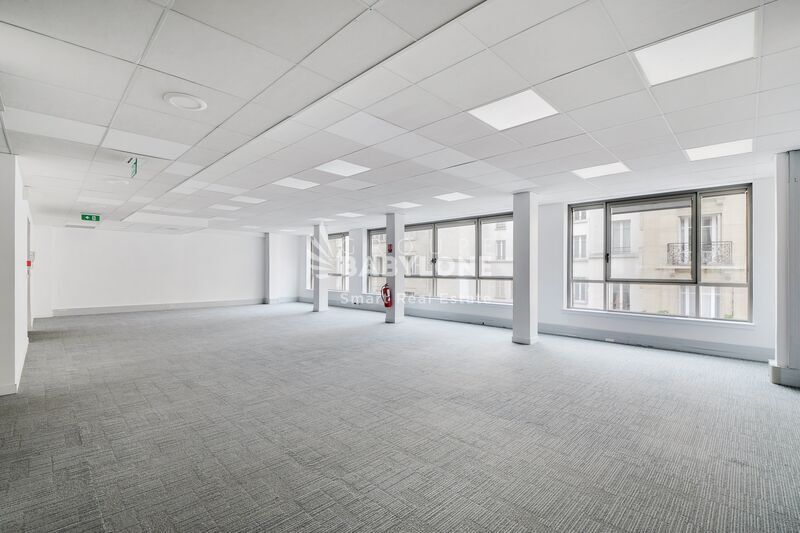 Office in Neuilly-sur-Seine to rent Interior Photo- Image 1 of 11