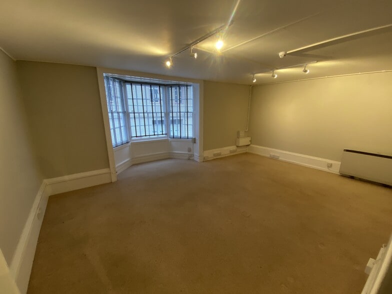21 New St, Salisbury to rent - Building Photo - Image 3 of 5