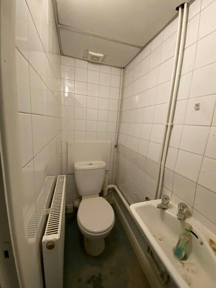 75 High Rd, London to rent - Interior Photo - Image 3 of 3