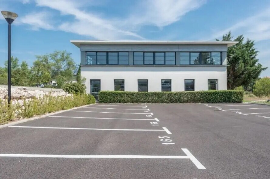 Office in Aix-en-Provence to rent - Building Photo - Image 2 of 3