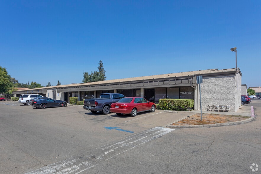 5637 N Pershing Ave, Stockton, CA for rent - Primary Photo - Image 3 of 14