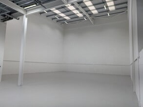 Hanworth Ln, Chertsey to rent Interior Photo- Image 1 of 6