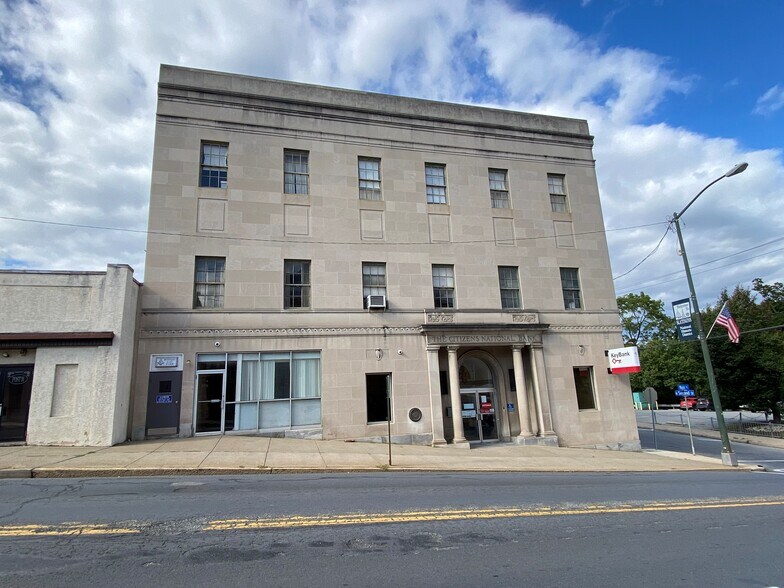 518 Main St, Slatington, PA for rent - Primary Photo - Image 1 of 24