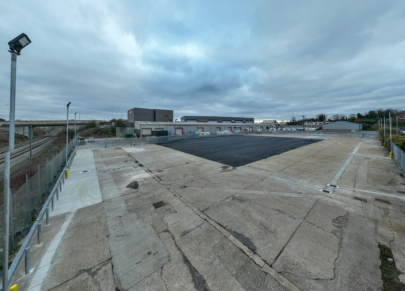 Botany Way, Purfleet to rent - Building Photo - Image 2 of 14