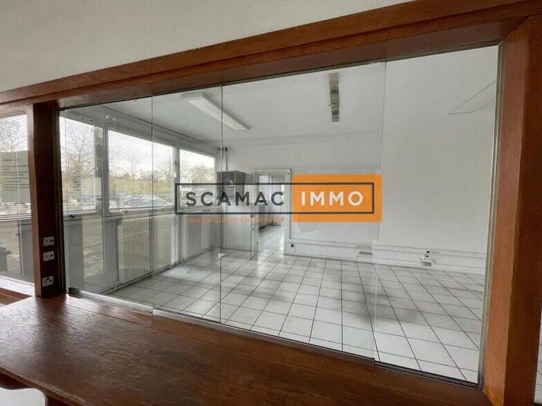 Office in Villeneuve-la-Garenne to rent - Building Photo - Image 2 of 13