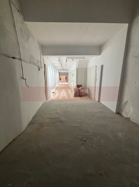 Barcelona, BAR 08002 - Unit - - - Interior Photo - Image 2 of 6