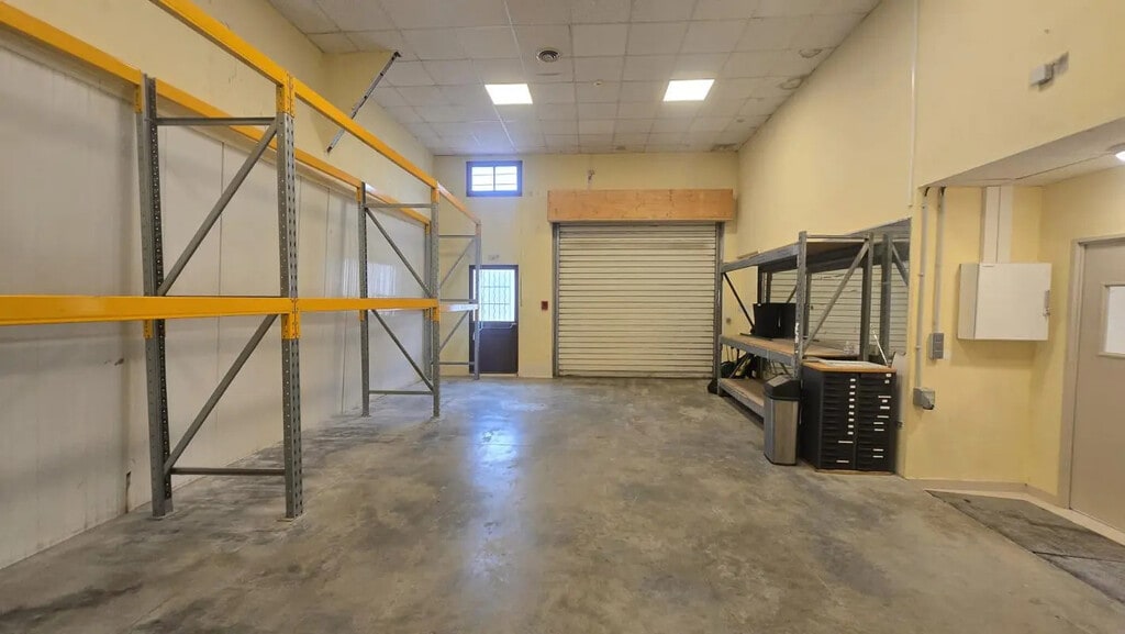 Location Commerce 730 m² - Photo 1