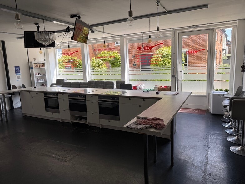 London End, Beaconsfield to rent - Building Photo - Image 3 of 4