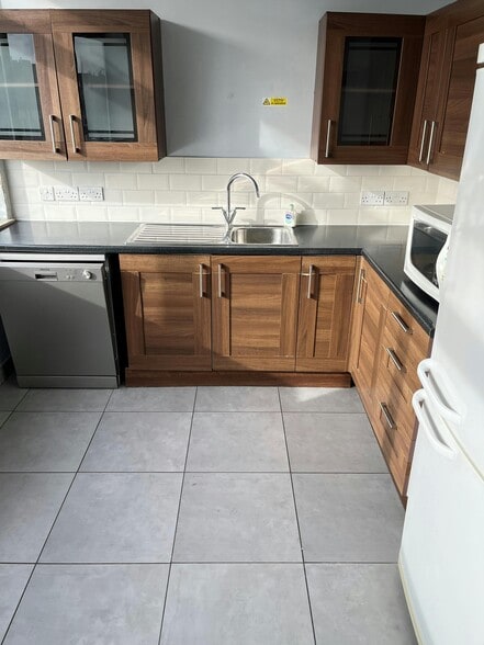 56-58 Putney High St, London to rent - Building Photo - Image 3 of 5