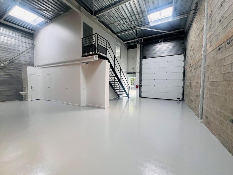 570 Rue Du Valibout, Plaisir to rent - Building Photo - Image 1 of 12
