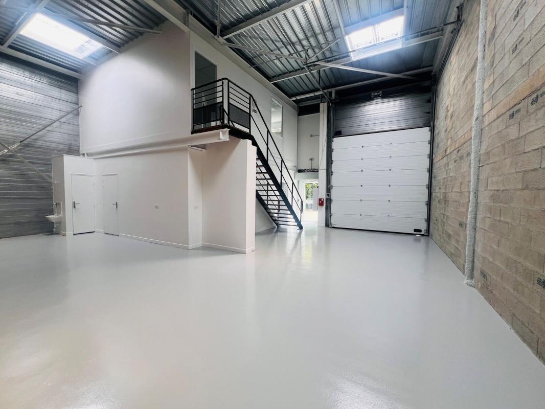 570 Rue Du Valibout, Plaisir to rent Building Photo- Image 1 of 13