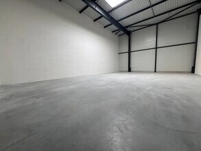Light Industrial in Osny to rent Interior Photo- Image 2 of 11