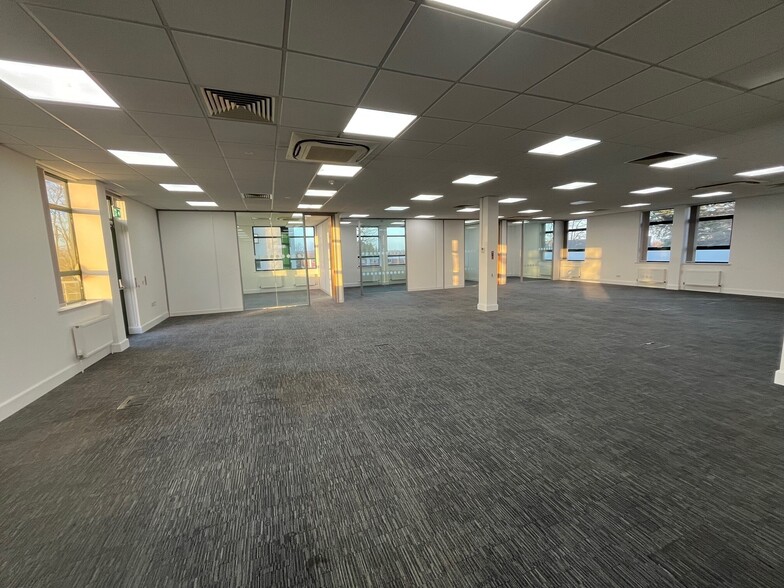 85 Great North Rd, Hatfield to rent - Building Photo - Image 2 of 17