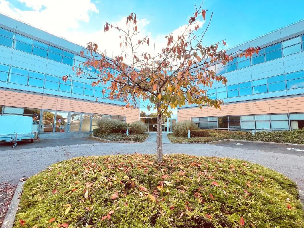 Office in Élancourt to rent Building Photo- Image 1 of 18