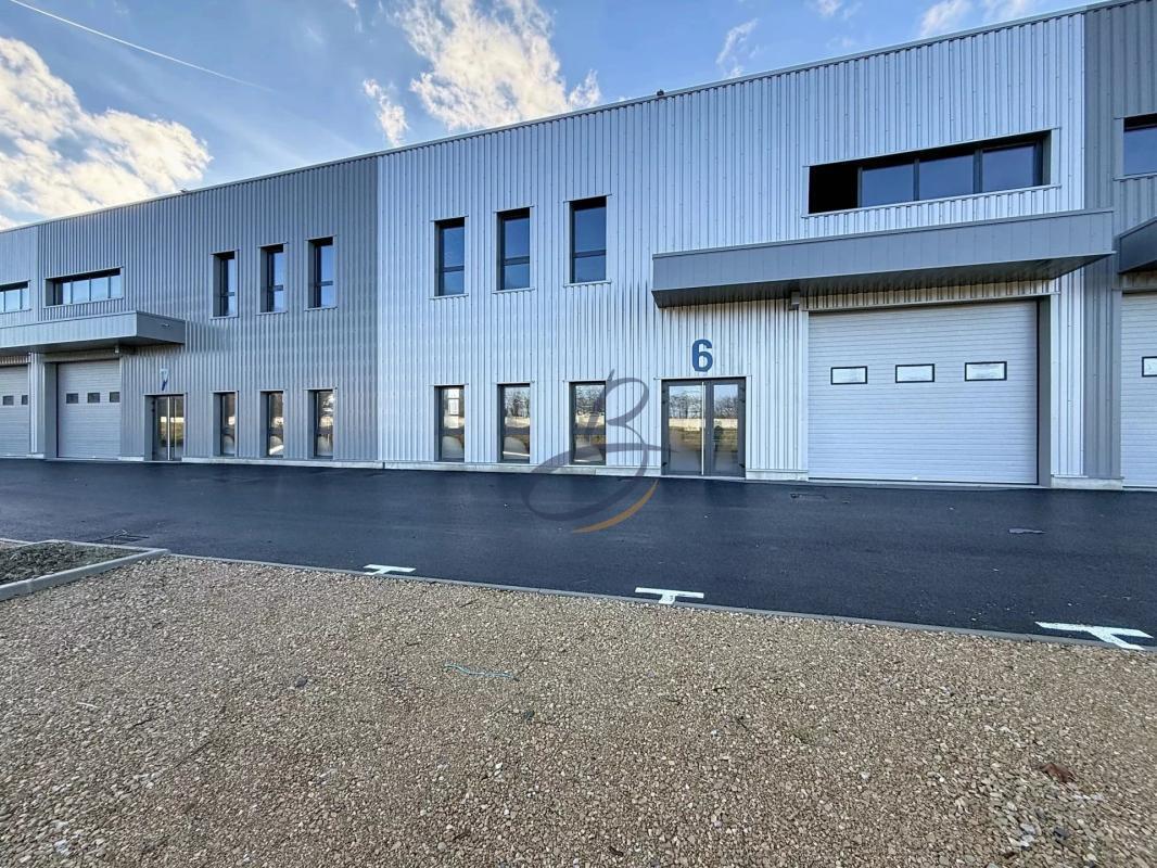 Light Industrial in Bourgoin-Jallieu to rent Building Photo- Image 1 of 12