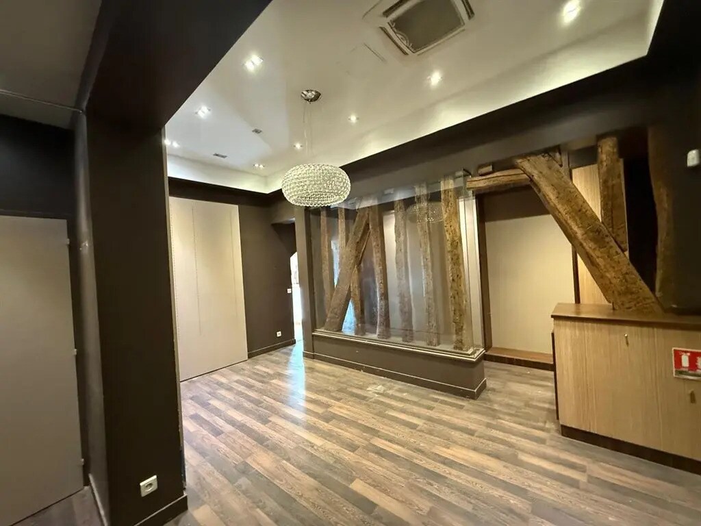 Retail in Paris to rent Interior Photo- Image 1 of 9