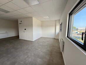 5 Rue Clément Ader, Saint-Pierre-du-Perray to rent Interior Photo- Image 1 of 12