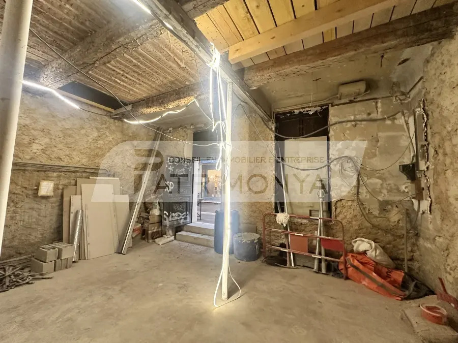 Retail in Marseille to rent Interior Photo- Image 1 of 4