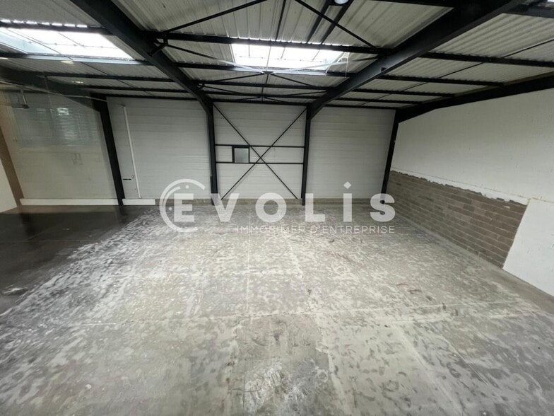 Light Industrial in Vénissieux to rent - Interior Photo - Image 2 of 12