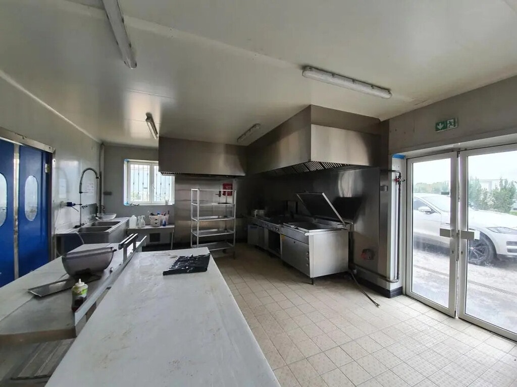 Location Local d'activités 500 m² - Photo 1