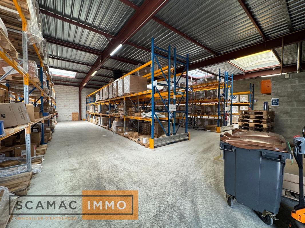Industrial in Saint-Pierre-du-Perray to rent Building Photo- Image 1 of 11