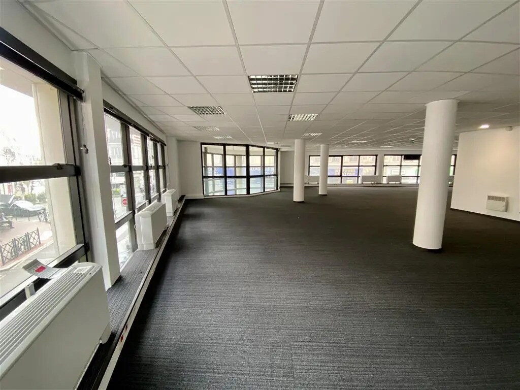 Office in Asnières-sur-Seine to rent Building Photo- Image 1 of 10