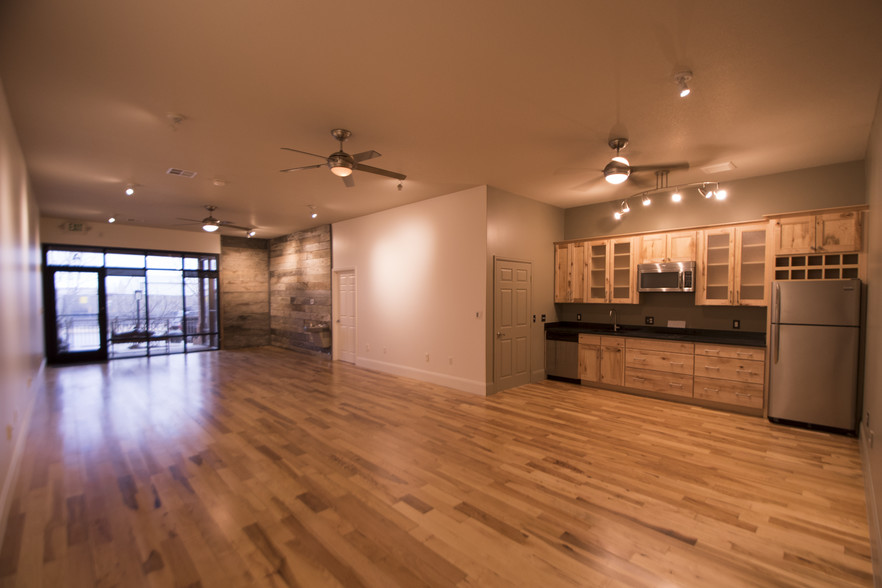 1324 S Acoma St, Denver, CO for rent - Interior Photo - Image 2 of 11