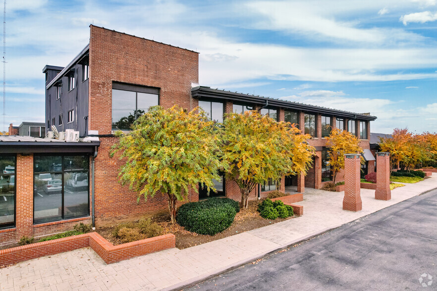 2200-2300 Sutherland Ave, Knoxville, TN for rent - Building Photo - Image 1 of 49