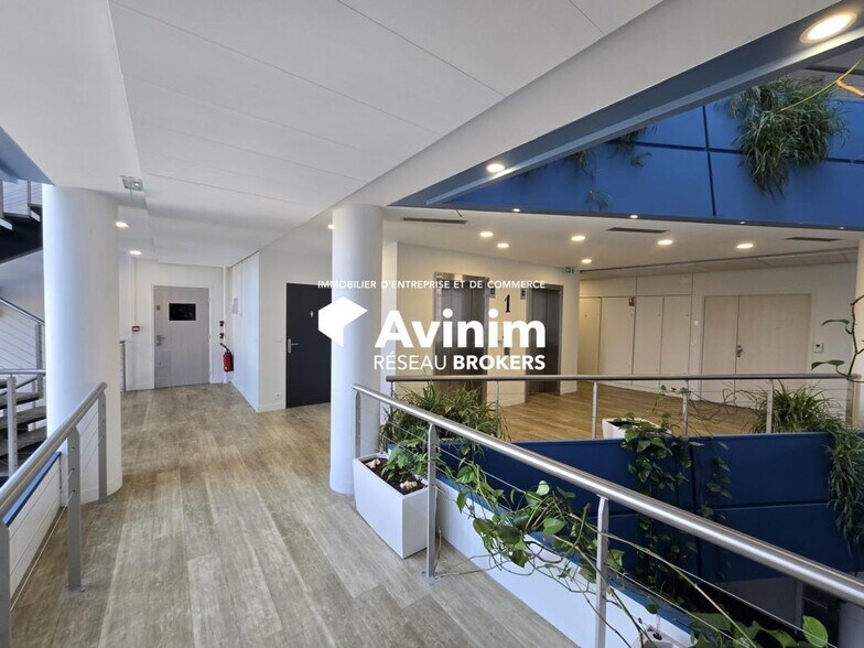 Office in Villepinte for sale - Lobby - Image 3 of 5