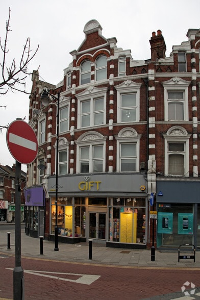 14 Topsfield Para, London to rent - Primary Photo - Image 1 of 8