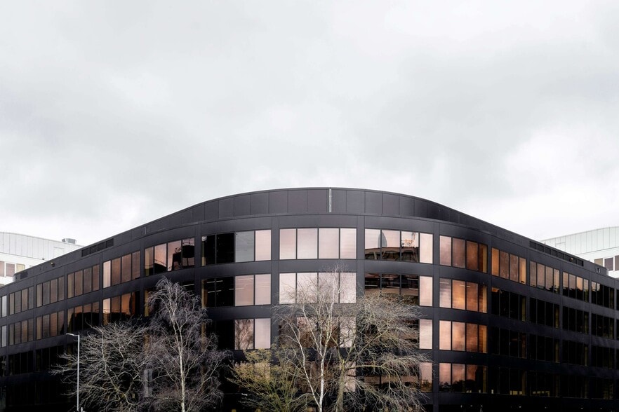 3 Newbridge Sq, Swindon to rent - Building Photo - Image 1 of 8