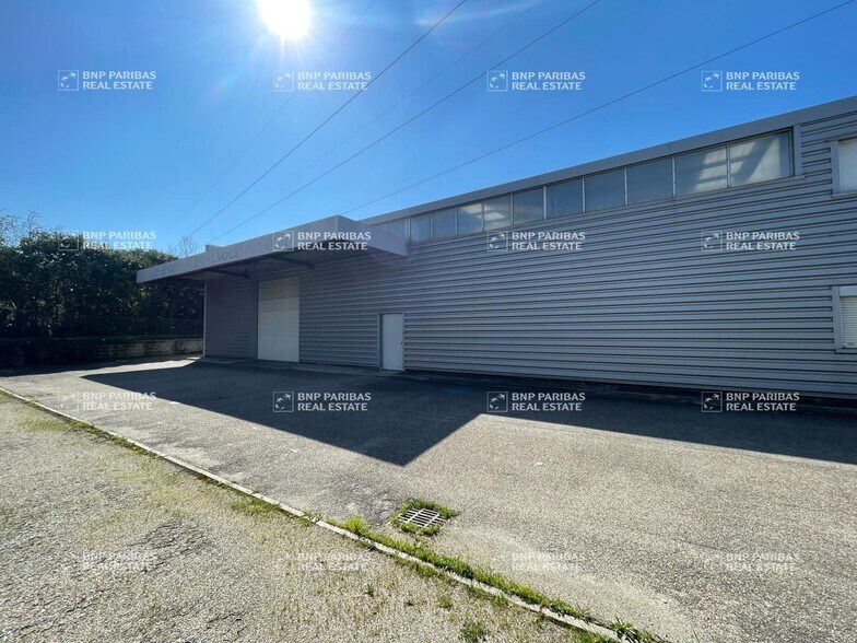 Light Industrial in Saint-Genis-Laval for sale - Building Photo - Image 3 of 19