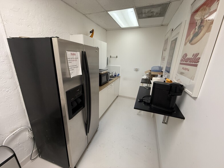 777 NW 28th St, Miami, FL to rent - Interior Photo - Image 3 of 6