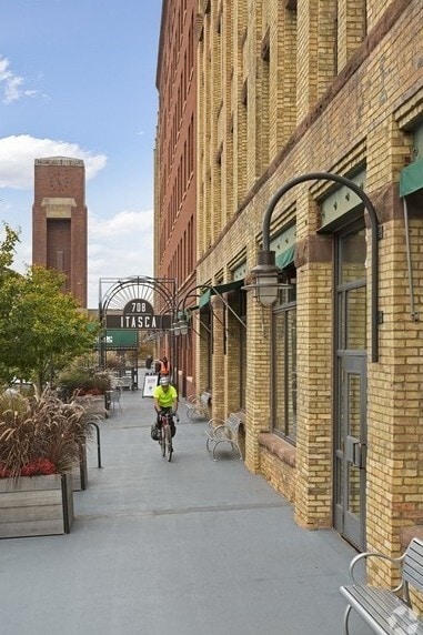 702-722 N 1st St N, Minneapolis, MN to rent Building Photo- Image 1 of 6