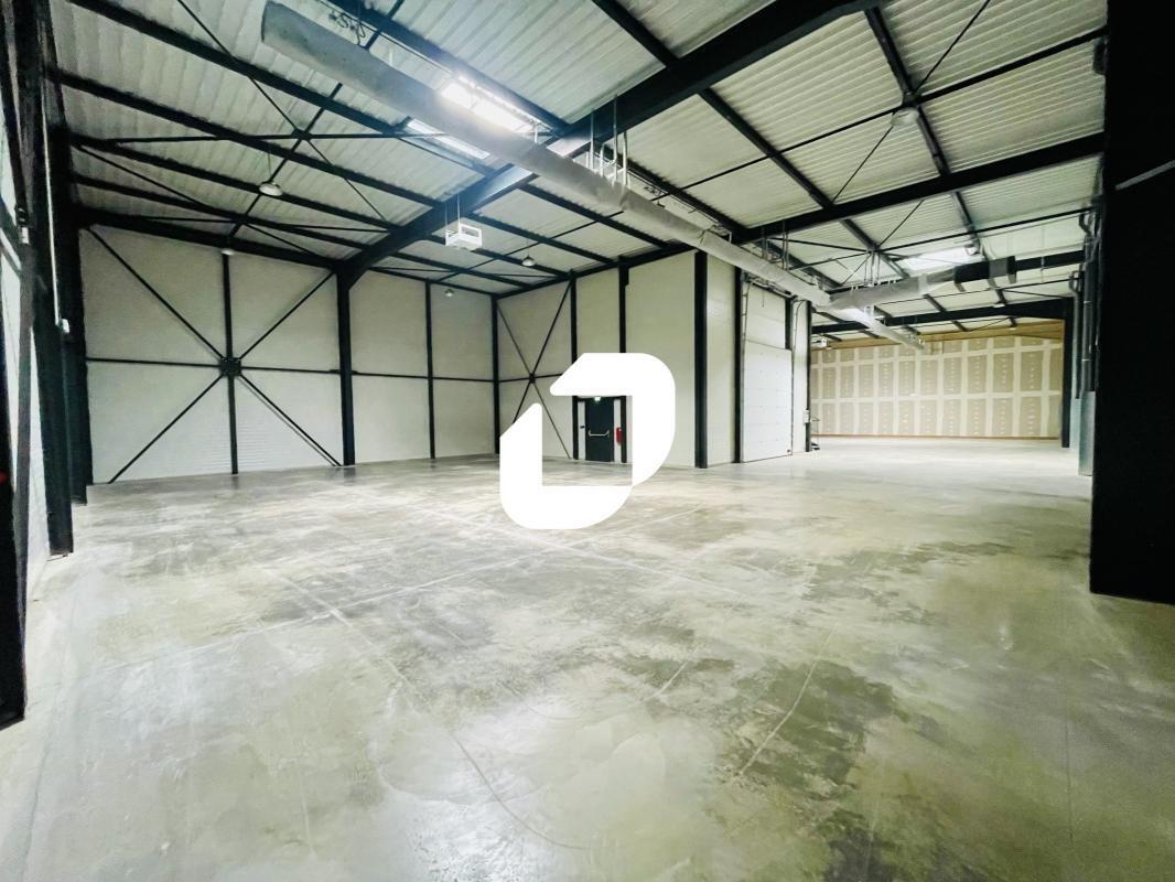 Light Industrial in Janneyrias to rent Building Photo- Image 1 of 22