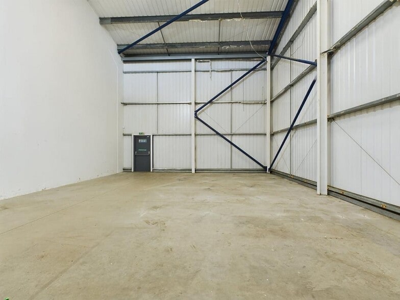 170 Rowan Rd, London to rent - Building Photo - Image 2 of 10