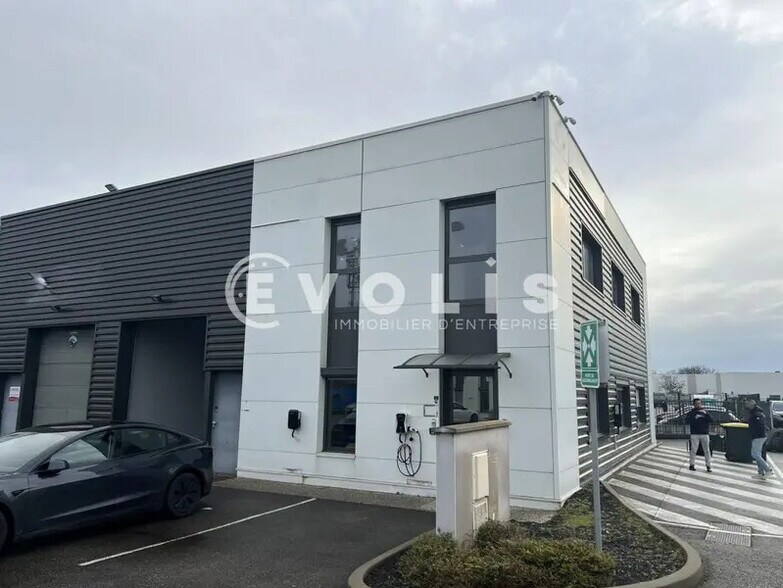 Rue Jacquard, Chassieu to rent - Building Photo - Image 1 of 10