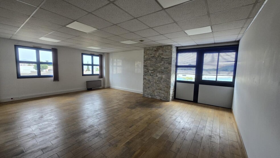 Office in La Garde to rent - Building Photo - Image 2 of 9