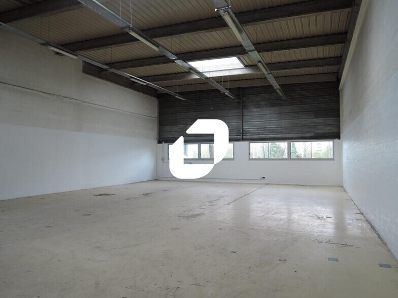 Light Industrial in Champs-sur-Marne to rent - Interior Photo - Image 2 of 5