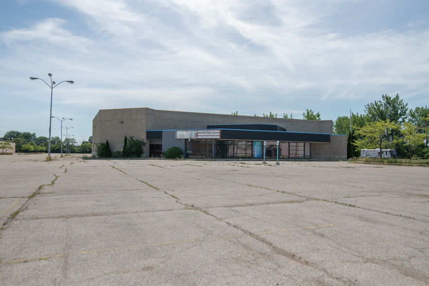 888 N Pine Rd, Essexville, MI for sale - Building Photo - Image 1 of 13