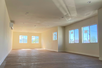 2071 W Washington Blvd, Los Angeles, CA for rent Interior Photo- Image 1 of 8